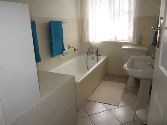 To Let 2 Bedroom Property for Rent in Somerset West Western Cape